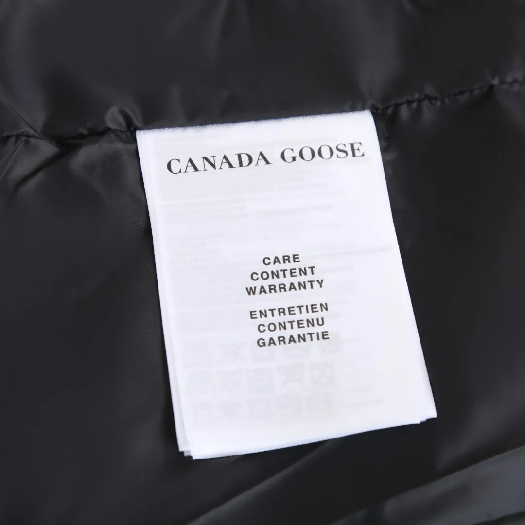P710 [Exclusive supply] Canada Goose Black Label Badge Down Vest (Black) The high-quality filling is made of 90 national standard high-quality white duck down, selected high-loft velvet, weighing 160g, light and warm, with excellent temperature locking performance and good resilience. The fabric is made of high-quality protective nylon fabric, which not only enhances the wear resistance of the surface, but also takes into account wind resistance, ensuring excellent performance in various harsh weather conditions. Three-dimensional quilting technology and precise thread reinforcement prevent lint from being drilled and ensure that the fluffy and resilient elasticity lasts like new. The ribbon is woven with polyester as the base, and the brand letters are decorated on the ribbon through high-precision computer embroidery. The edges of the pattern are clear, the stitches are fine and even, and multiple layers of embroidery thread are stacked to enhance the three-dimensional effect. Size:S-M-L-XL